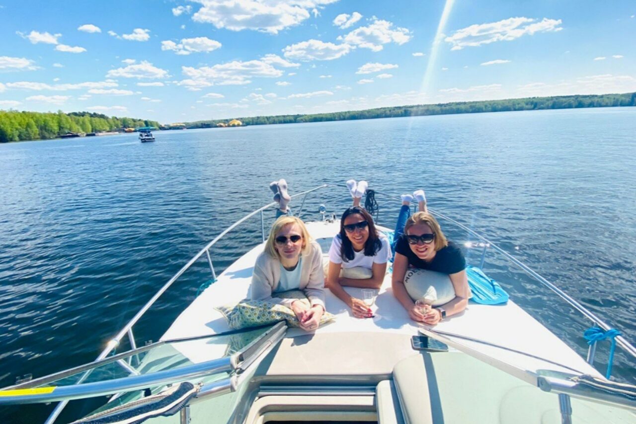 Арендовать Каютный круизный катер на 6 мест