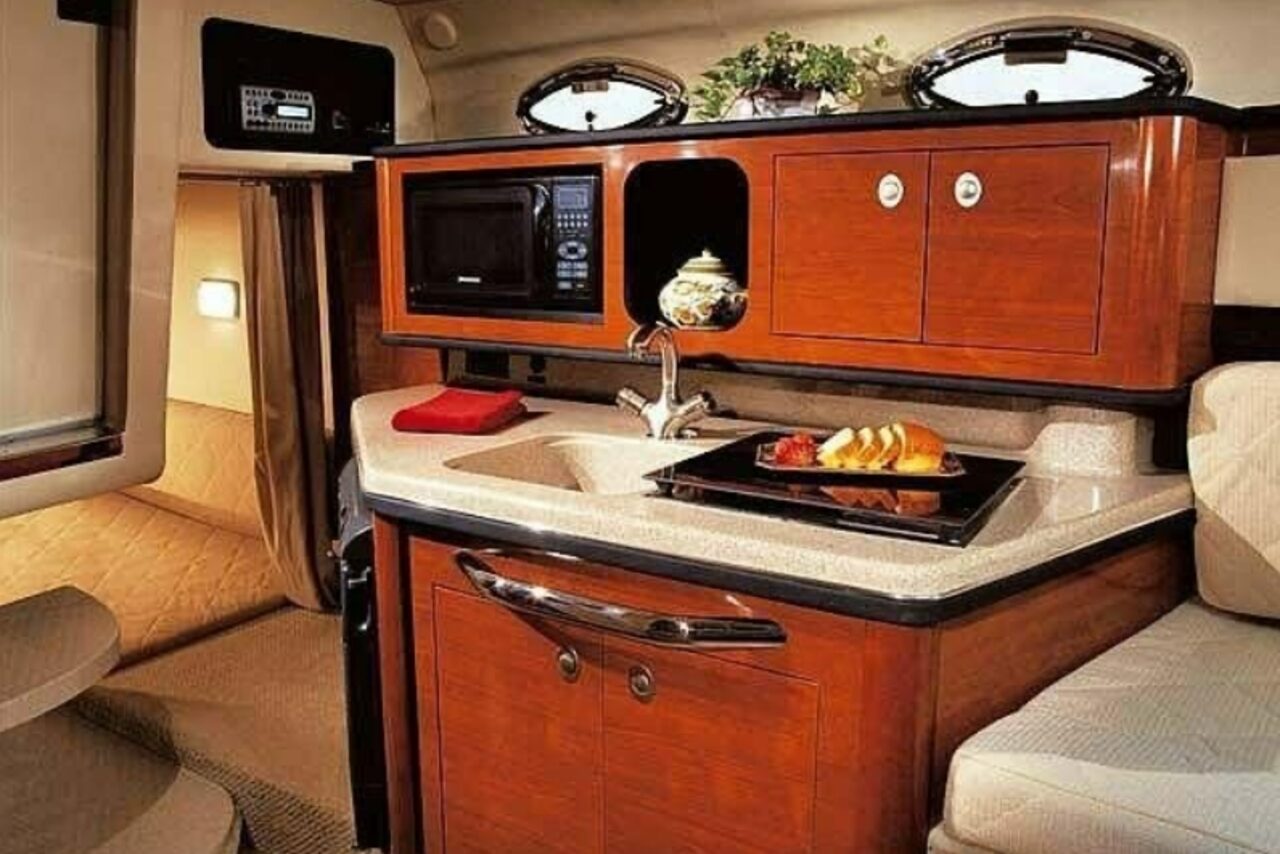 Арендовать Каютный круизный катер на 6 мест