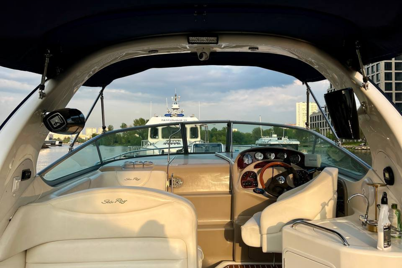 Арендовать Современный восьмиместный круизный катер