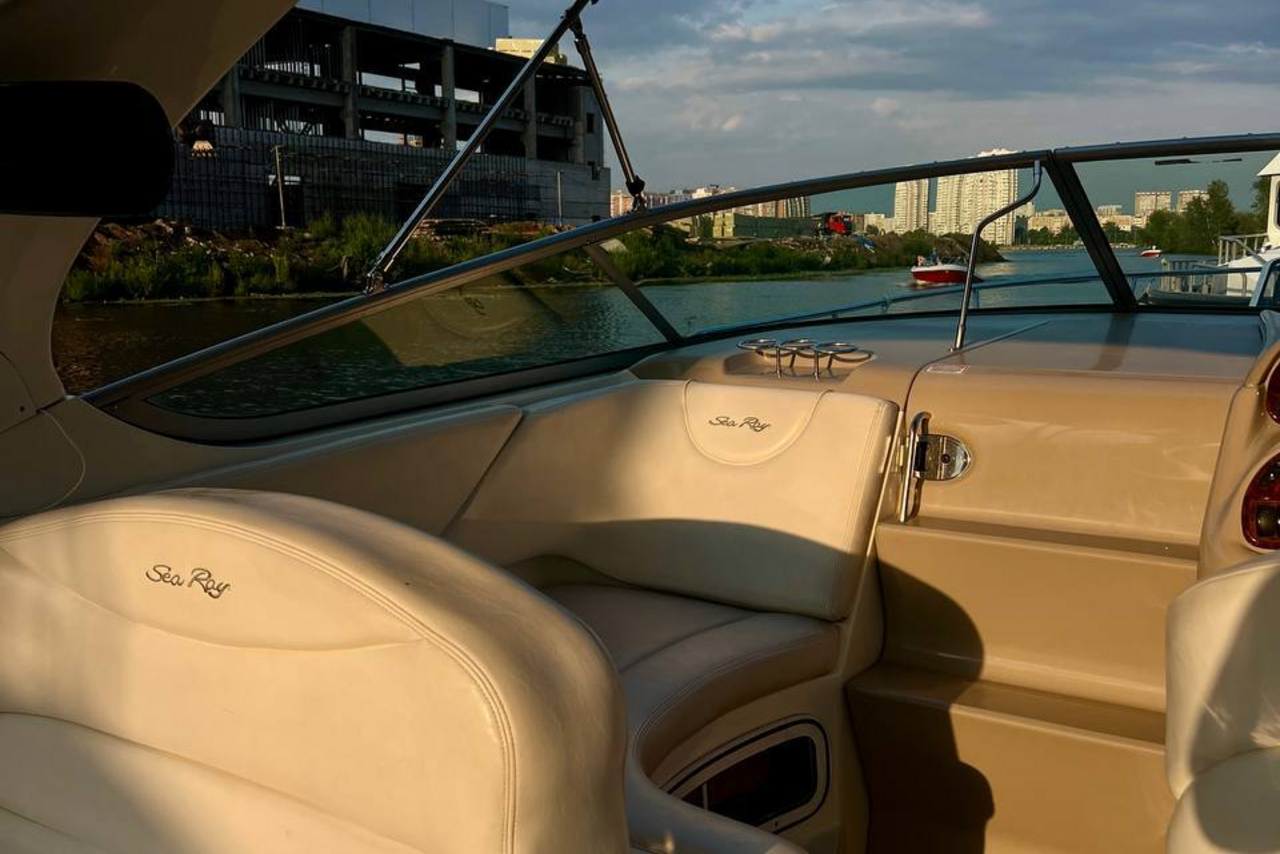 Арендовать Современный восьмиместный круизный катер