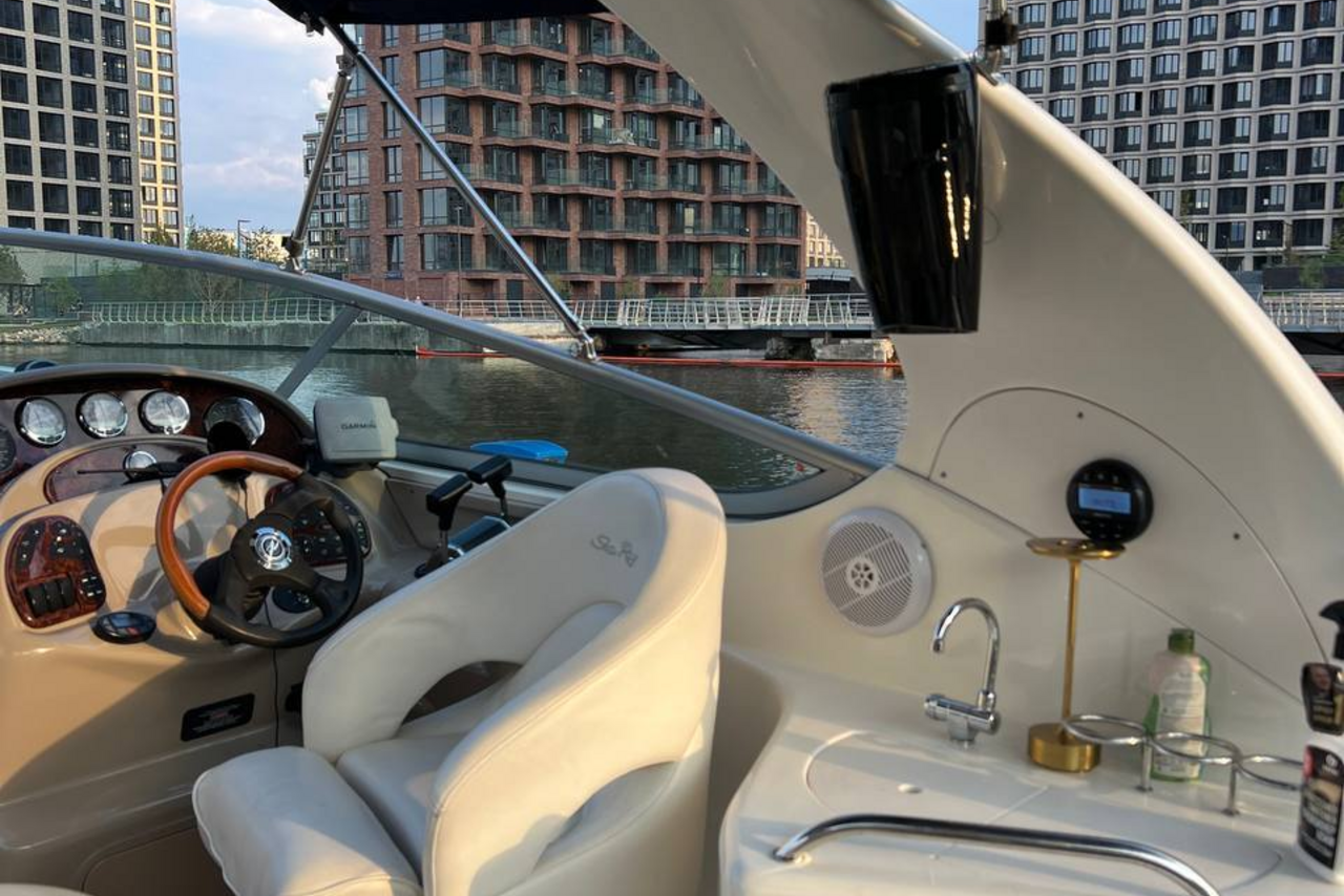 Арендовать Современный восьмиместный круизный катер