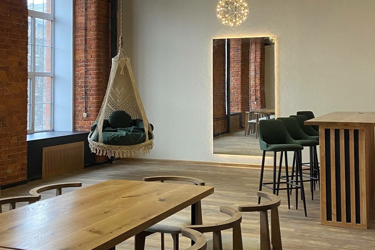 Арендовать Просторный лофт-зал с большими окнами