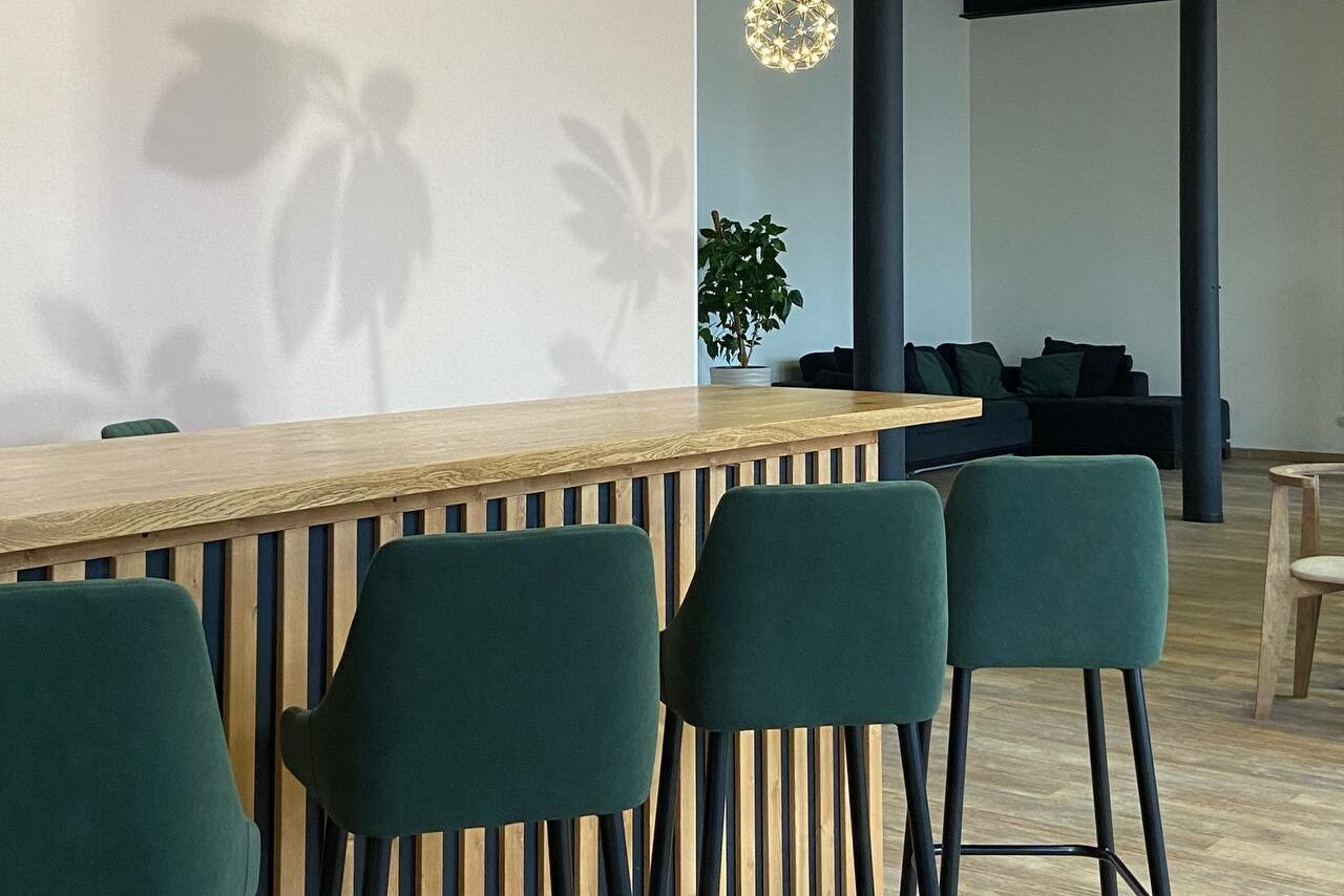 Арендовать Просторный лофт-зал с большими окнами