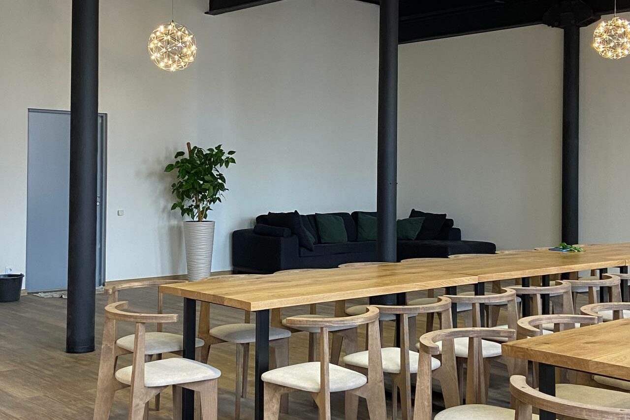 Арендовать Просторный лофт-зал с большими окнами