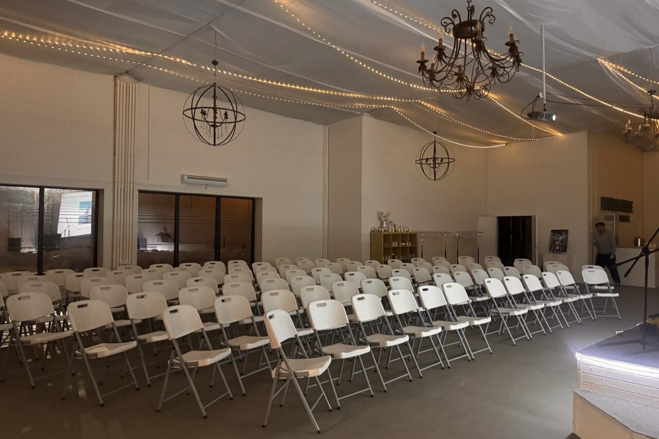 Арендовать Просторный лофт для конференций и тренингов