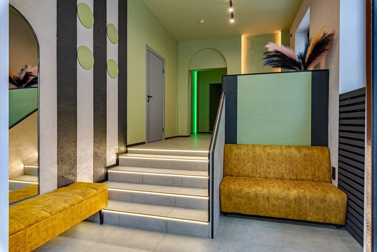 Арендовать Светлый лофт с колоннами в центре города