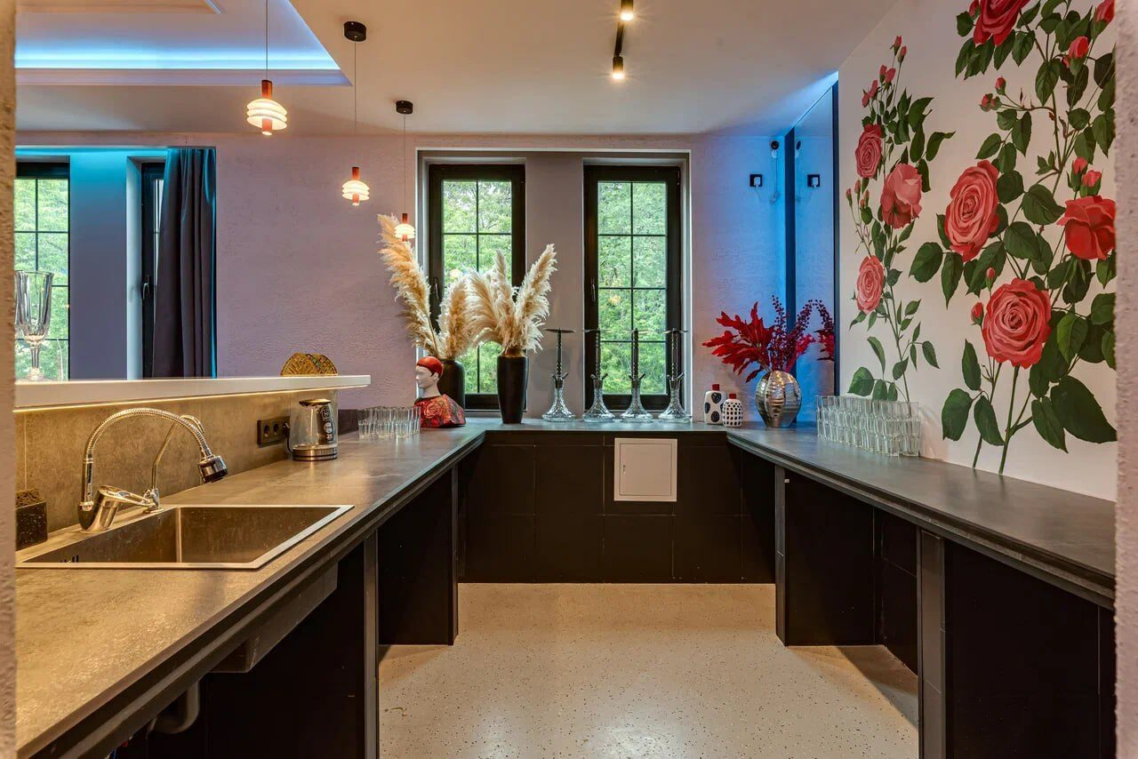 Арендовать Светлый лофт с колоннами в центре города