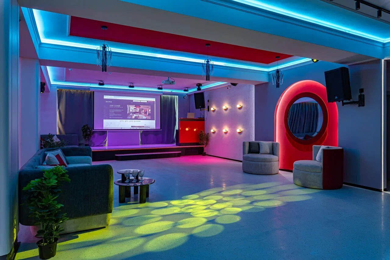 Арендовать Светлый лофт с колоннами в центре города