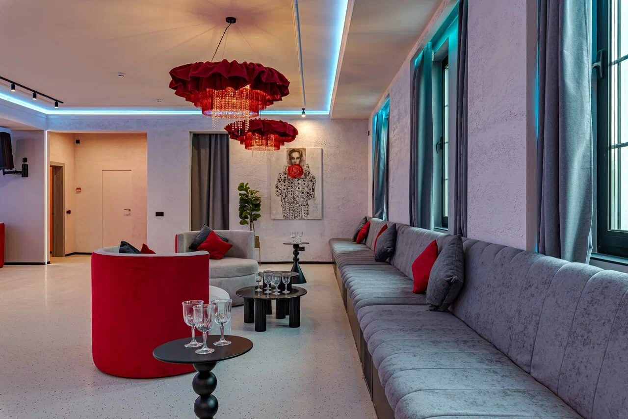 Арендовать Светлый лофт с колоннами в центре города