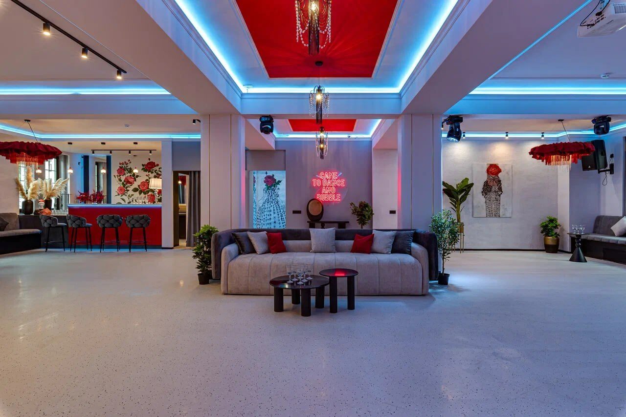 Арендовать Светлый лофт с колоннами в центре города