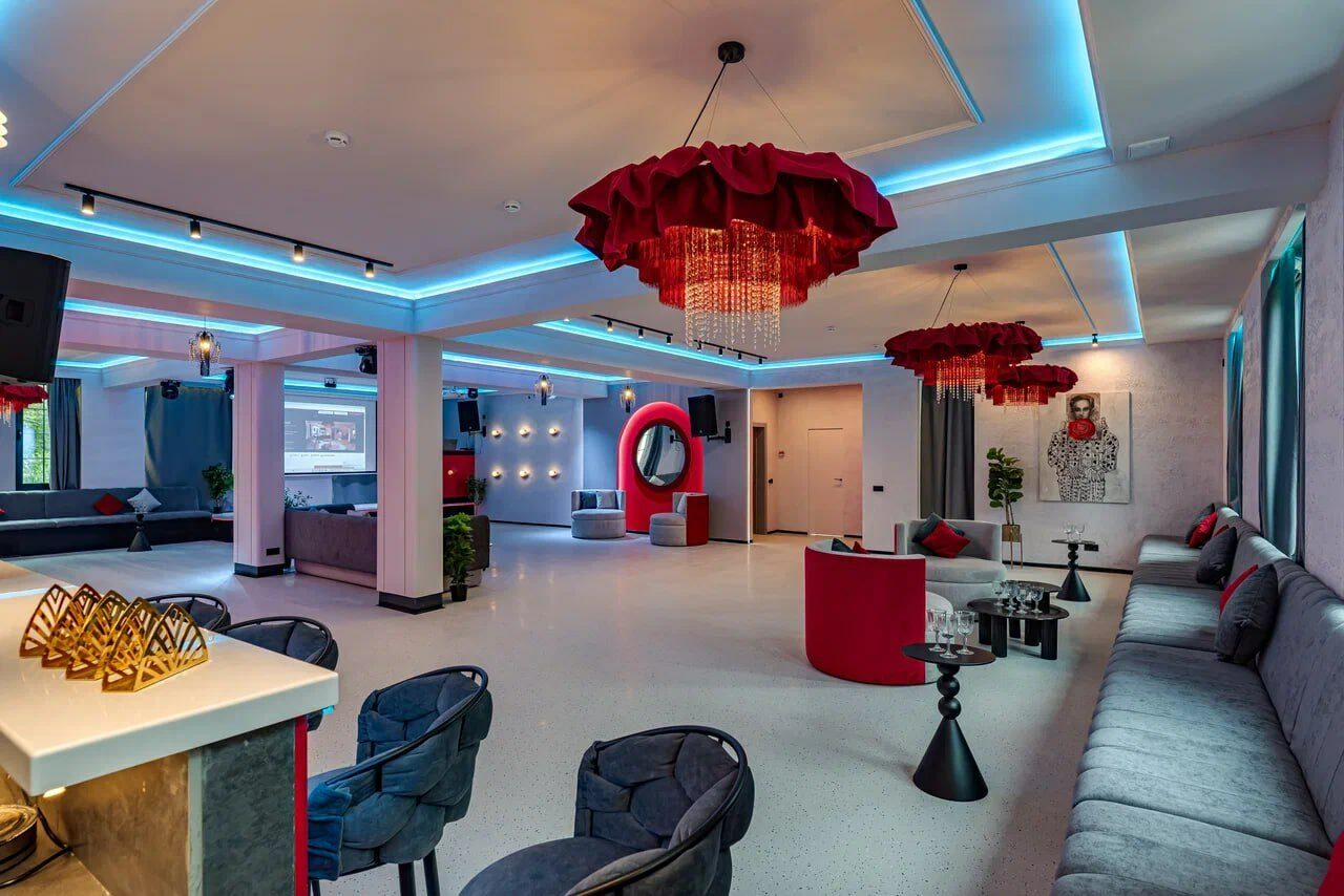 Арендовать Светлый лофт с колоннами в центре города