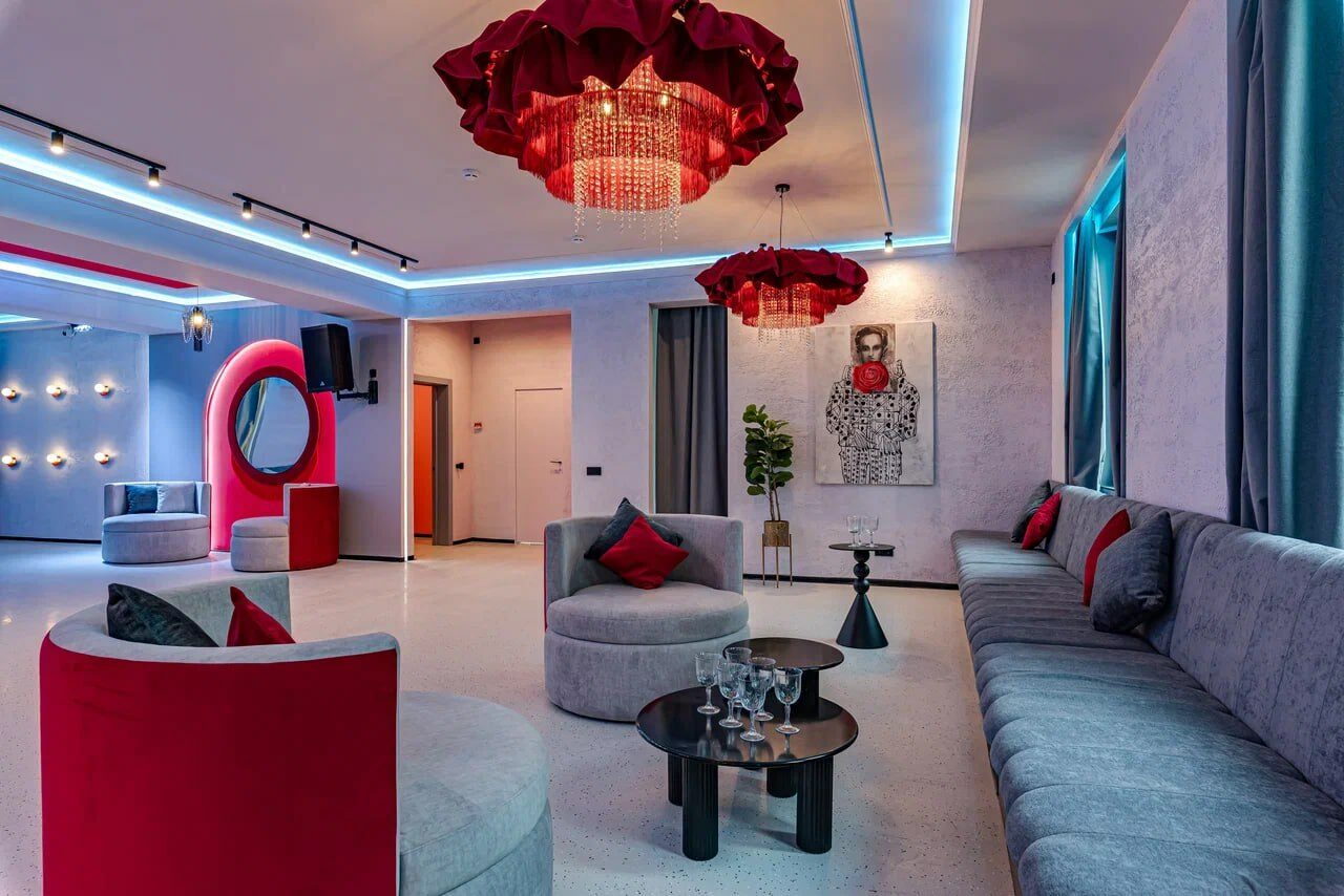 Арендовать Светлый лофт с колоннами в центре города