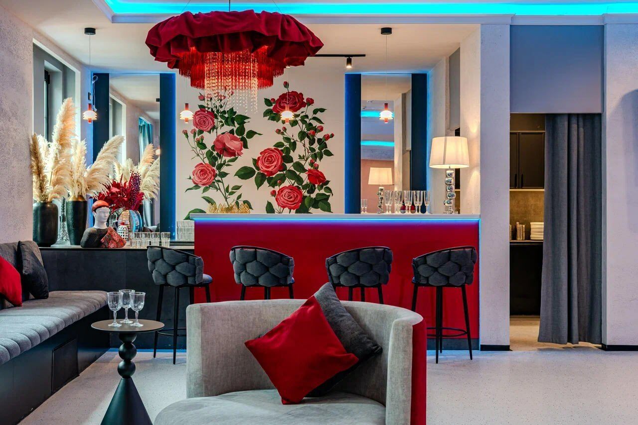 Арендовать Светлый лофт с колоннами в центре города