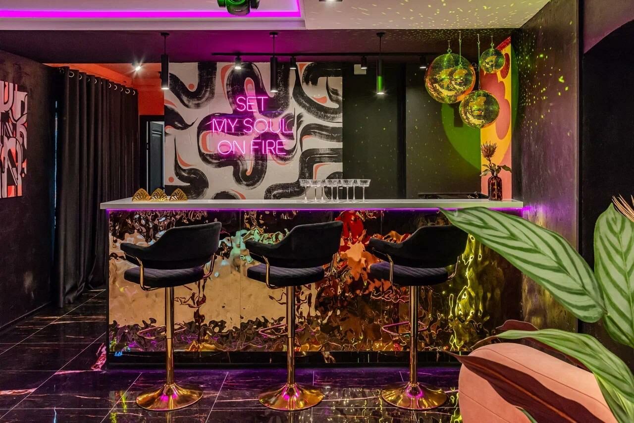 Арендовать Дизайнерский лофт-зал с неоном