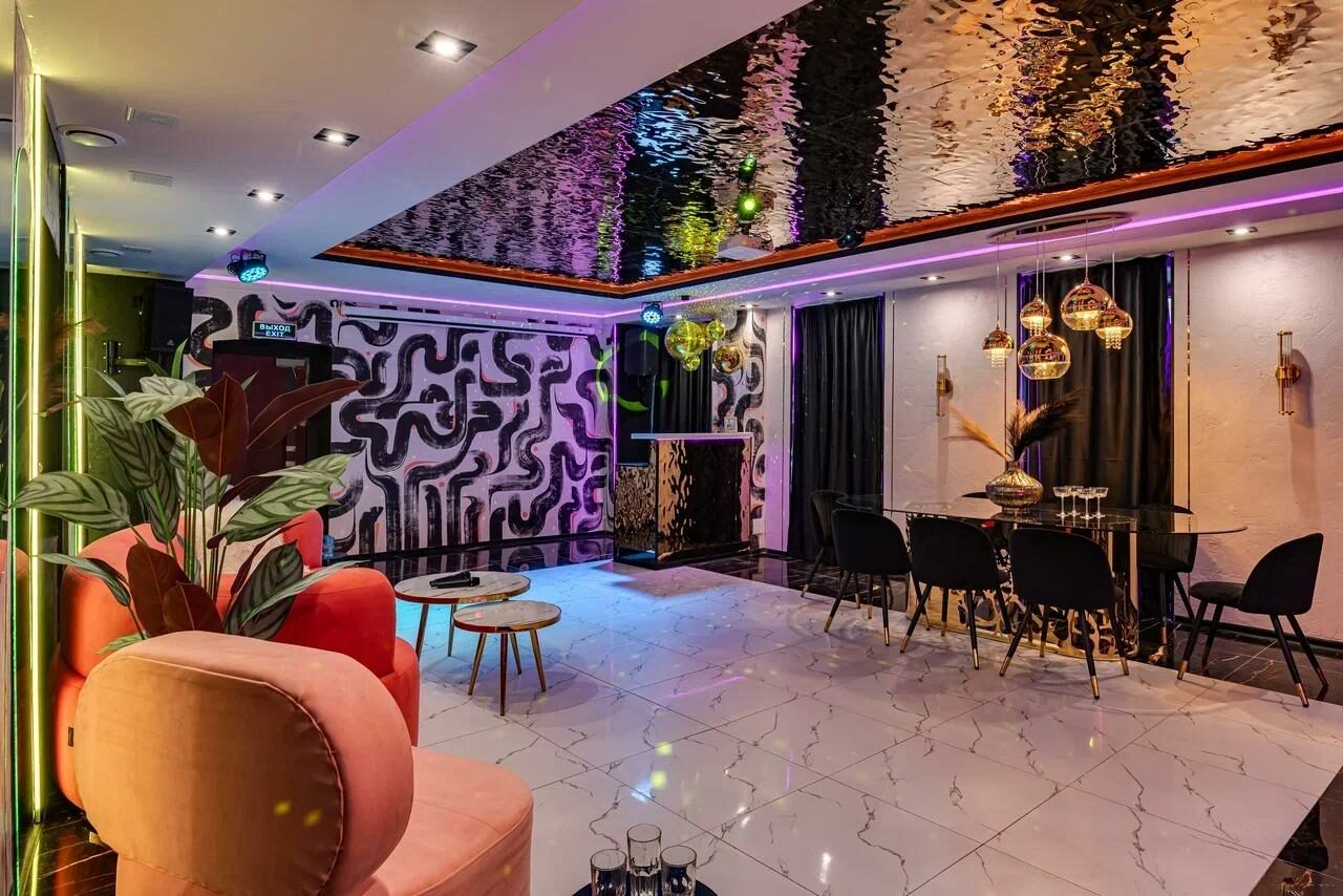 Арендовать Дизайнерский лофт-зал с неоном