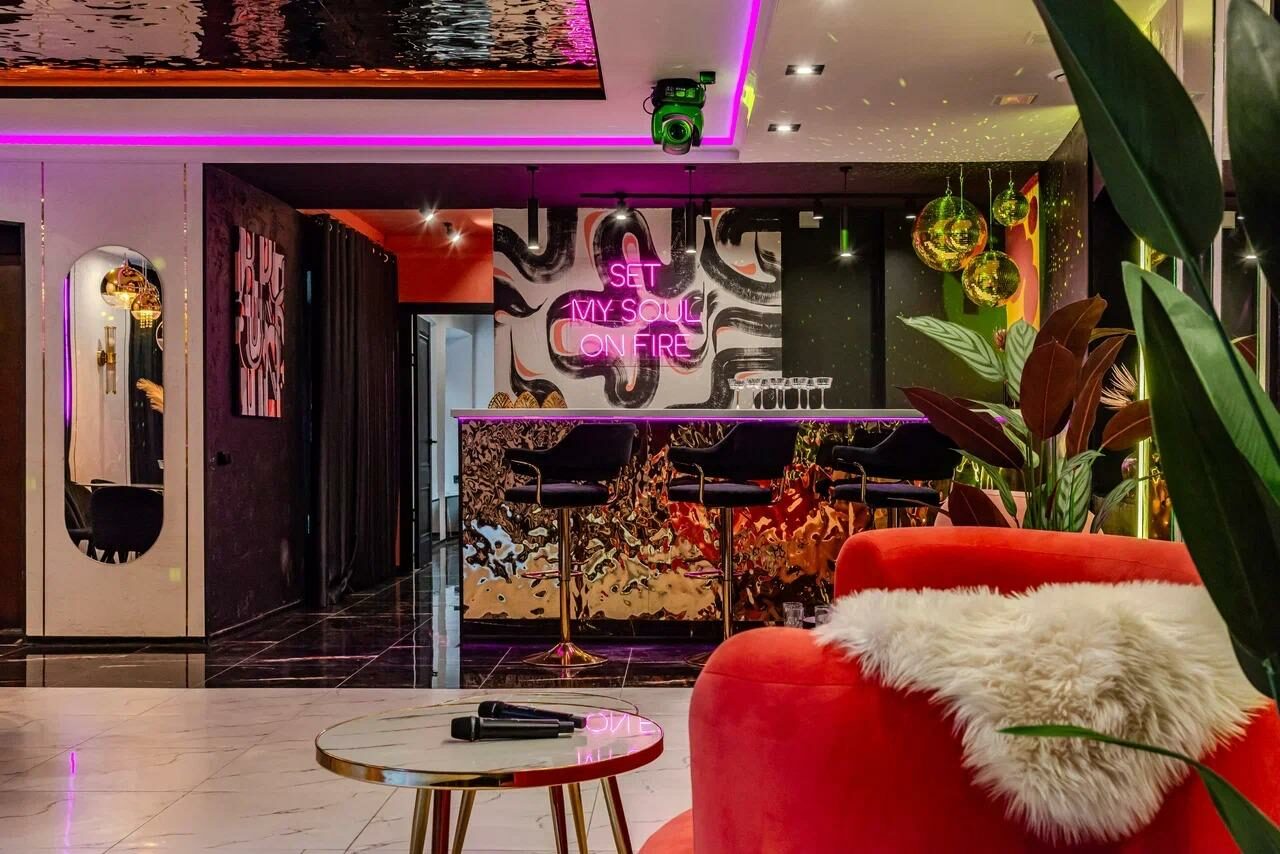 Арендовать Дизайнерский лофт-зал с неоном