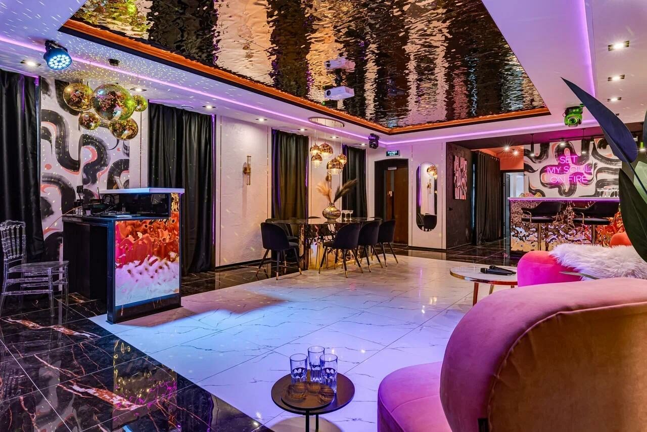 Арендовать Дизайнерский лофт-зал с неоном