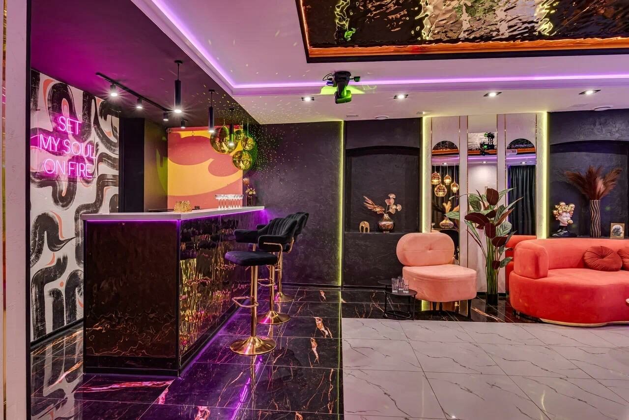 Арендовать Дизайнерский лофт-зал с неоном