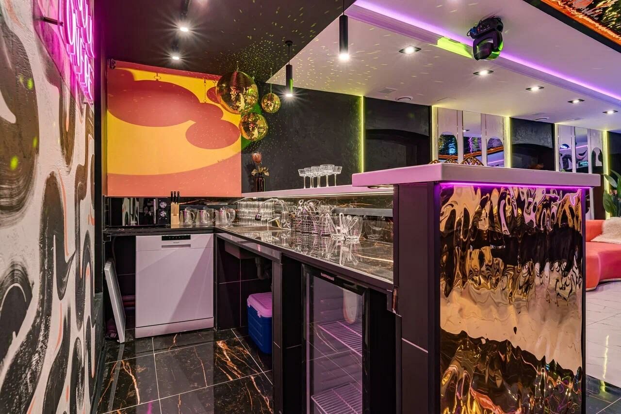 Арендовать Дизайнерский лофт-зал с неоном