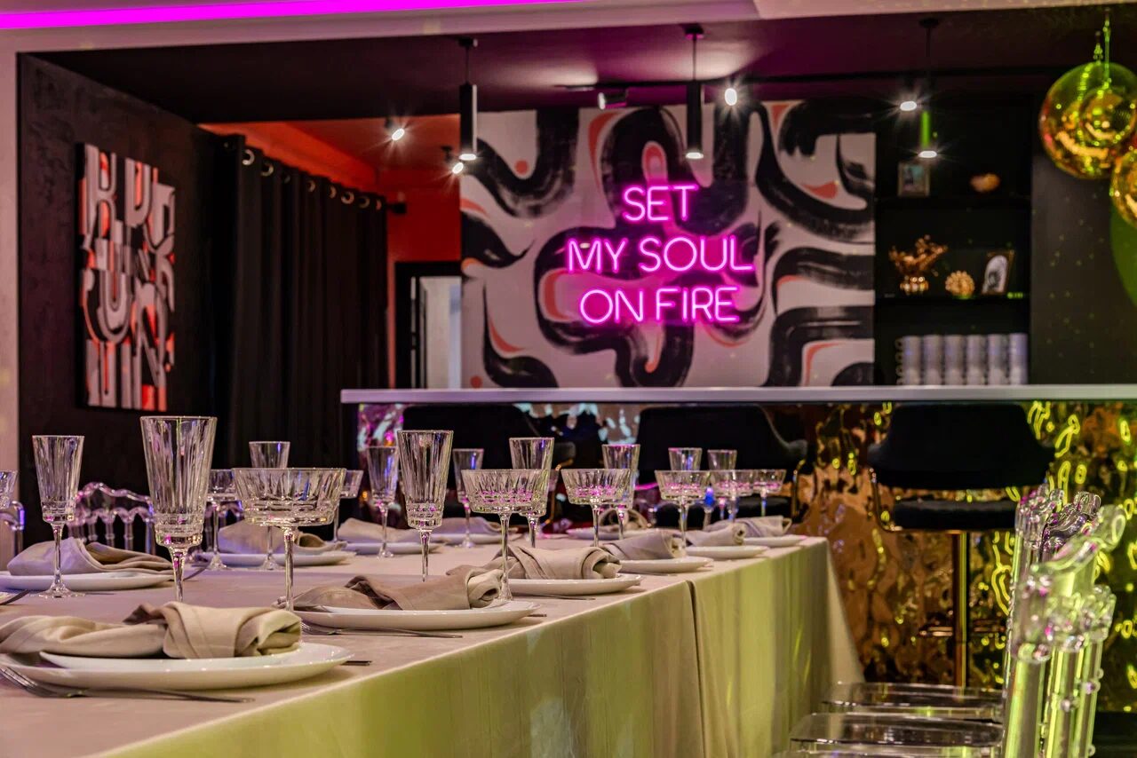 Арендовать Дизайнерский лофт-зал с неоном