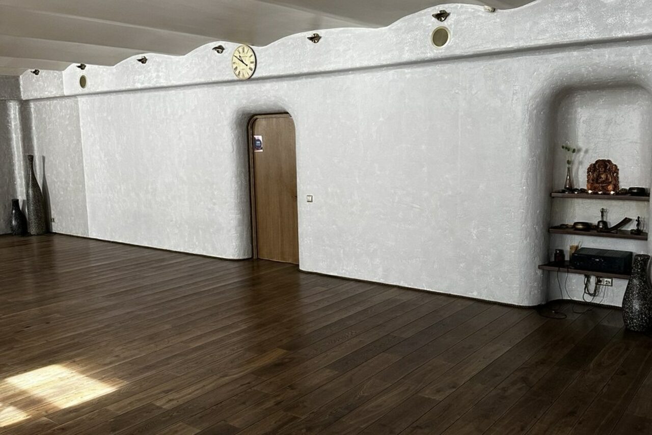 Арендовать Светлый зал для занятий йогой