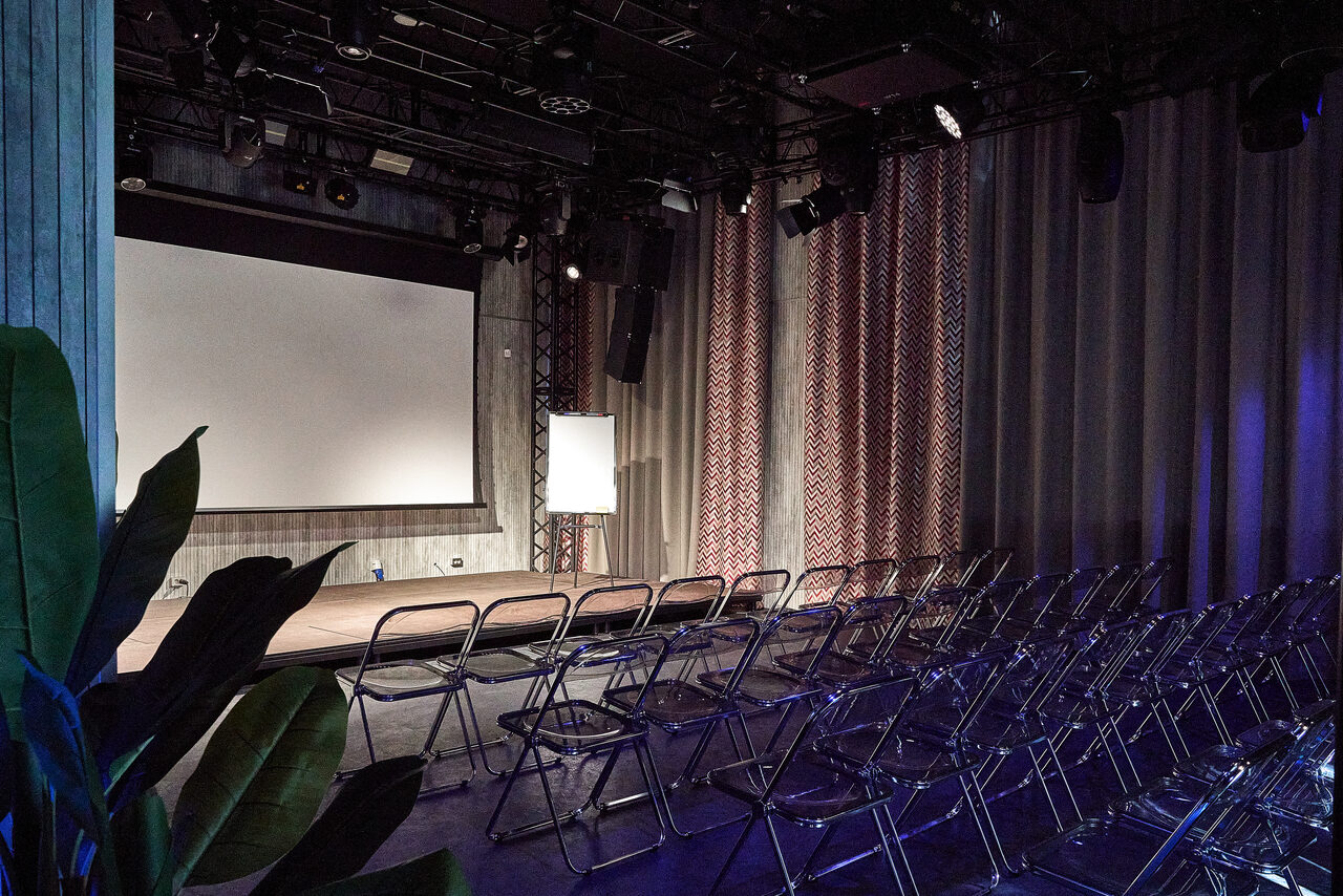 Арендовать Зал со сценой для ваших мероприятий