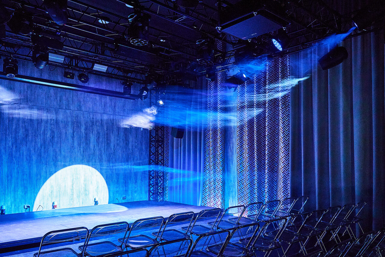 Арендовать Зал со сценой для ваших мероприятий