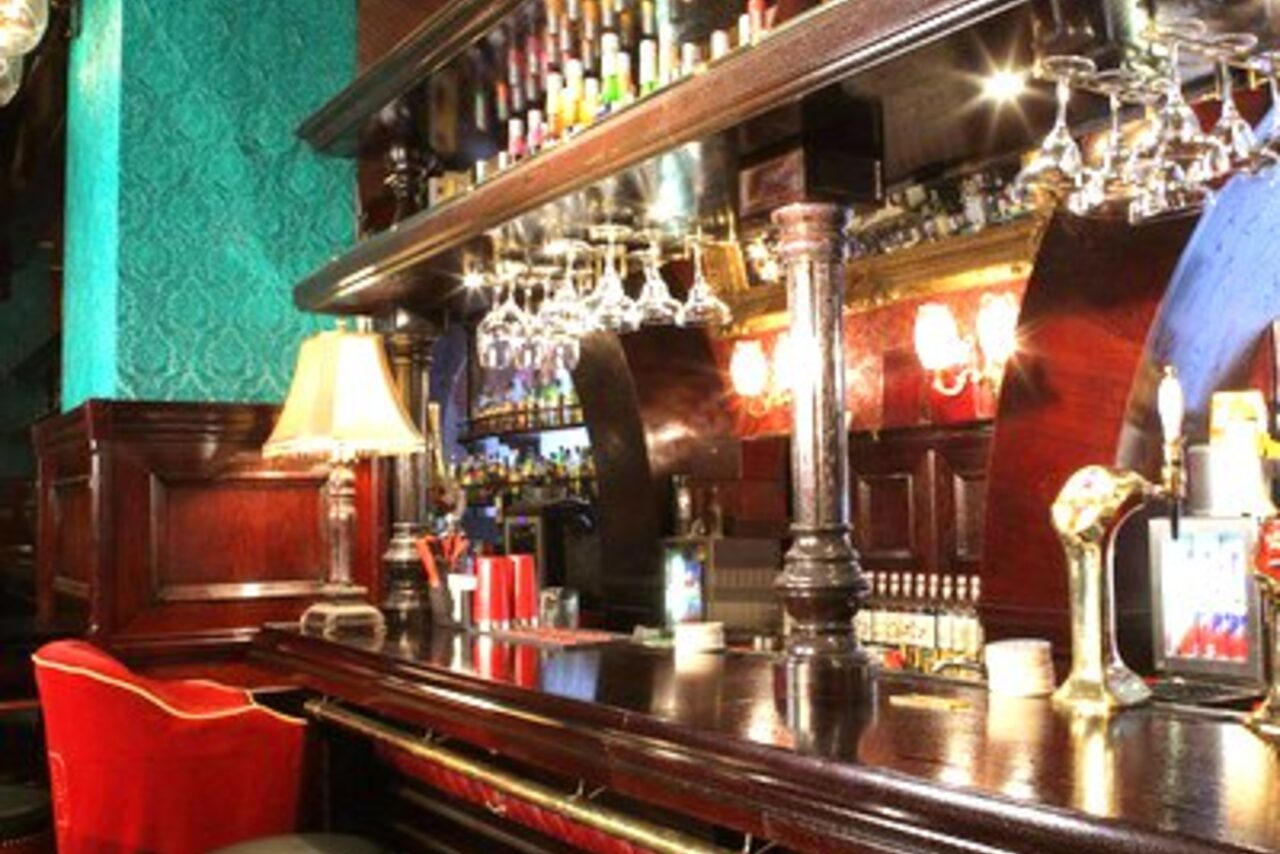 Арендовать Douglas. Бар в центре в классическом стиле