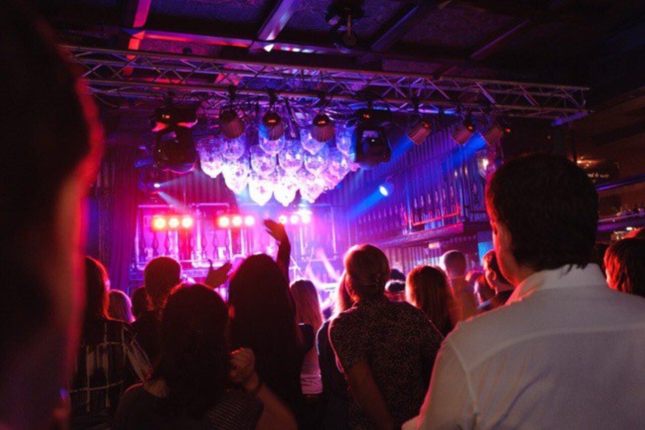 Арендовать Douglas. Бар в центре в классическом стиле