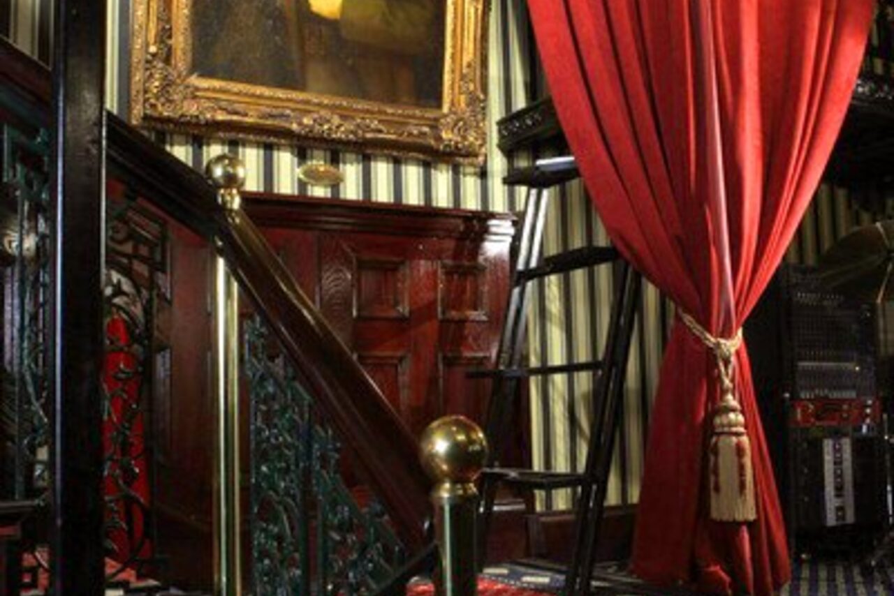 Арендовать Douglas. Бар в центре в классическом стиле