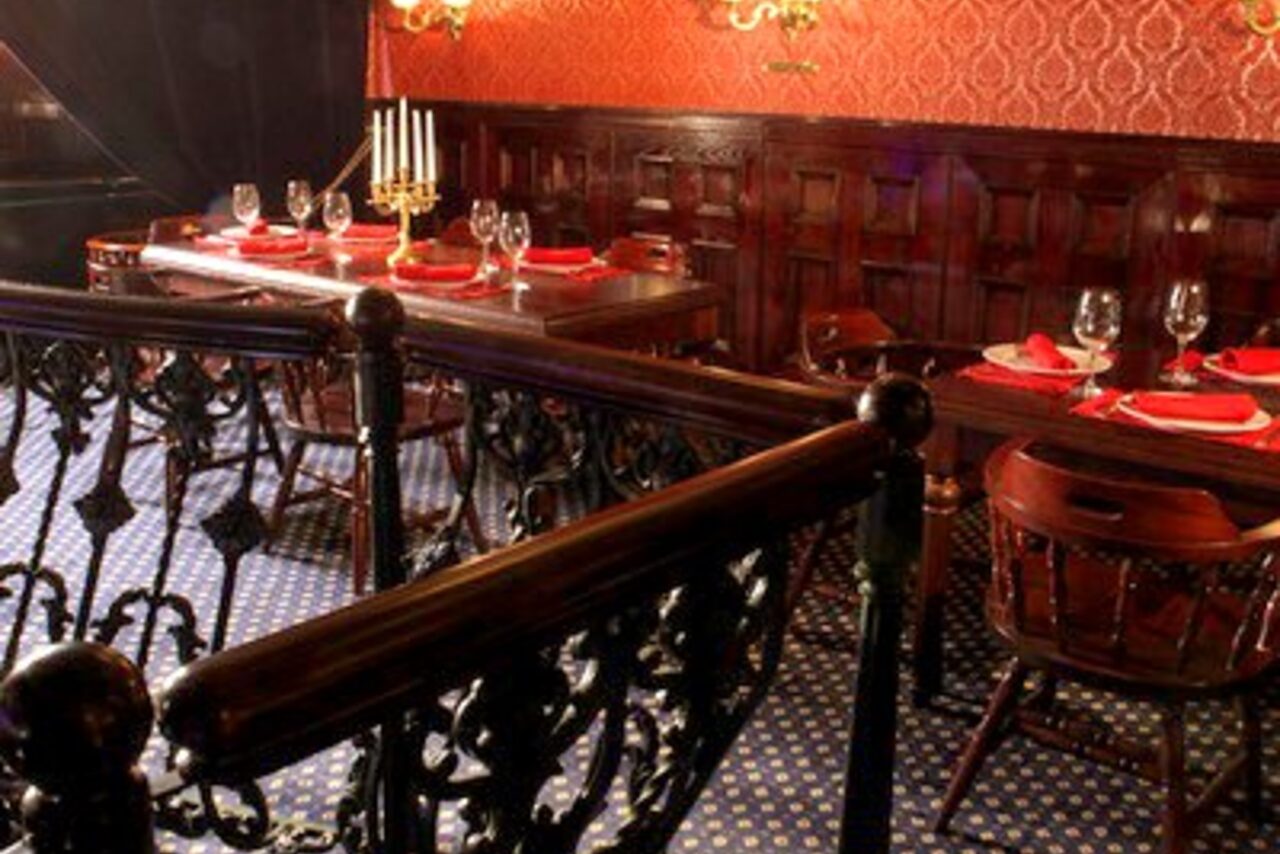 Арендовать Douglas. Бар в центре в классическом стиле