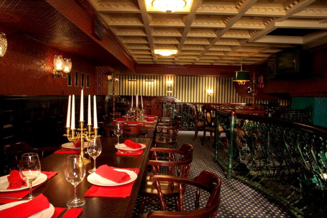 Арендовать Douglas. Бар в центре в классическом стиле