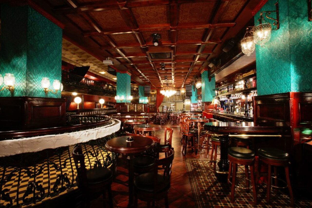 Арендовать Douglas. Бар в центре в классическом стиле