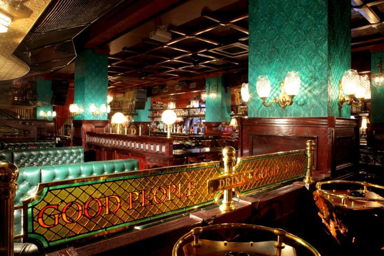 Арендовать Douglas. Бар в центре в классическом стиле