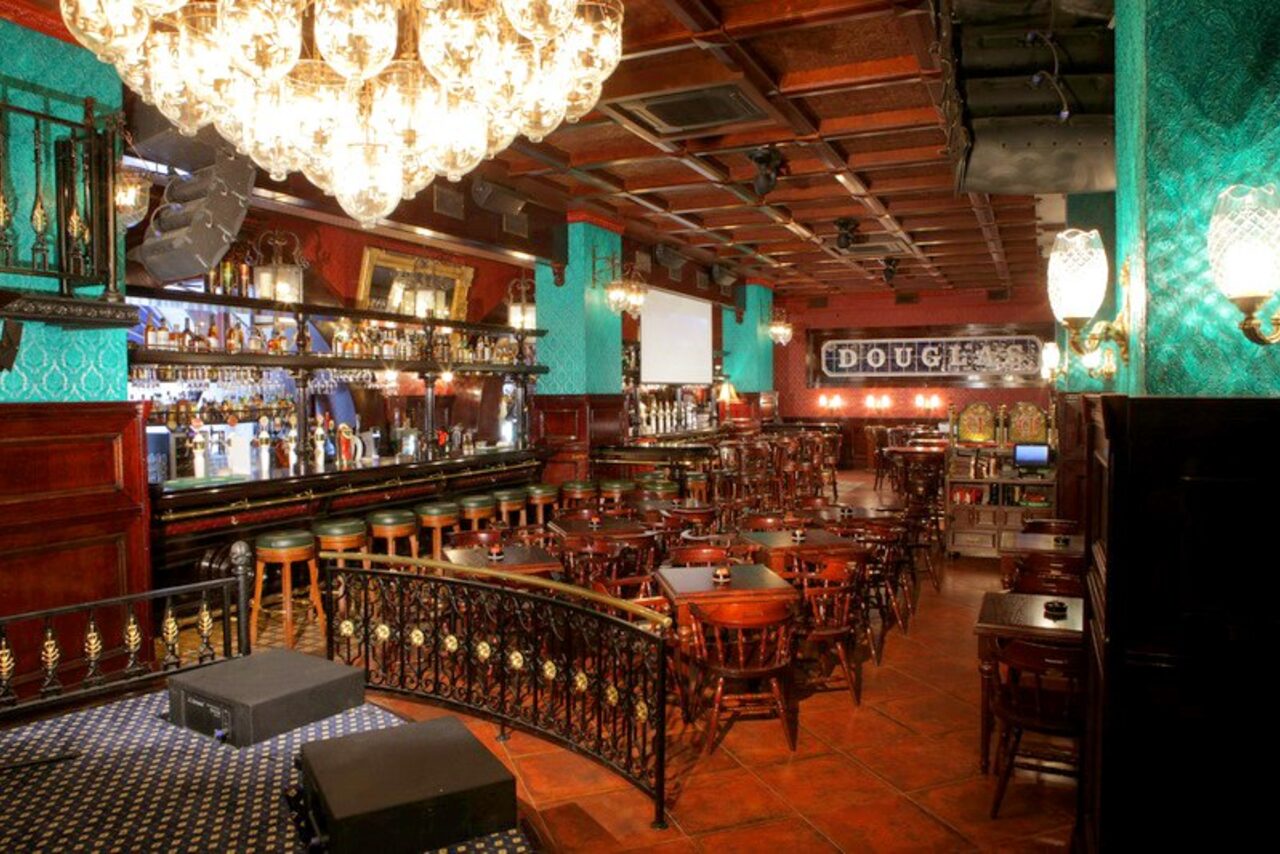 Арендовать Douglas. Бар в центре в классическом стиле