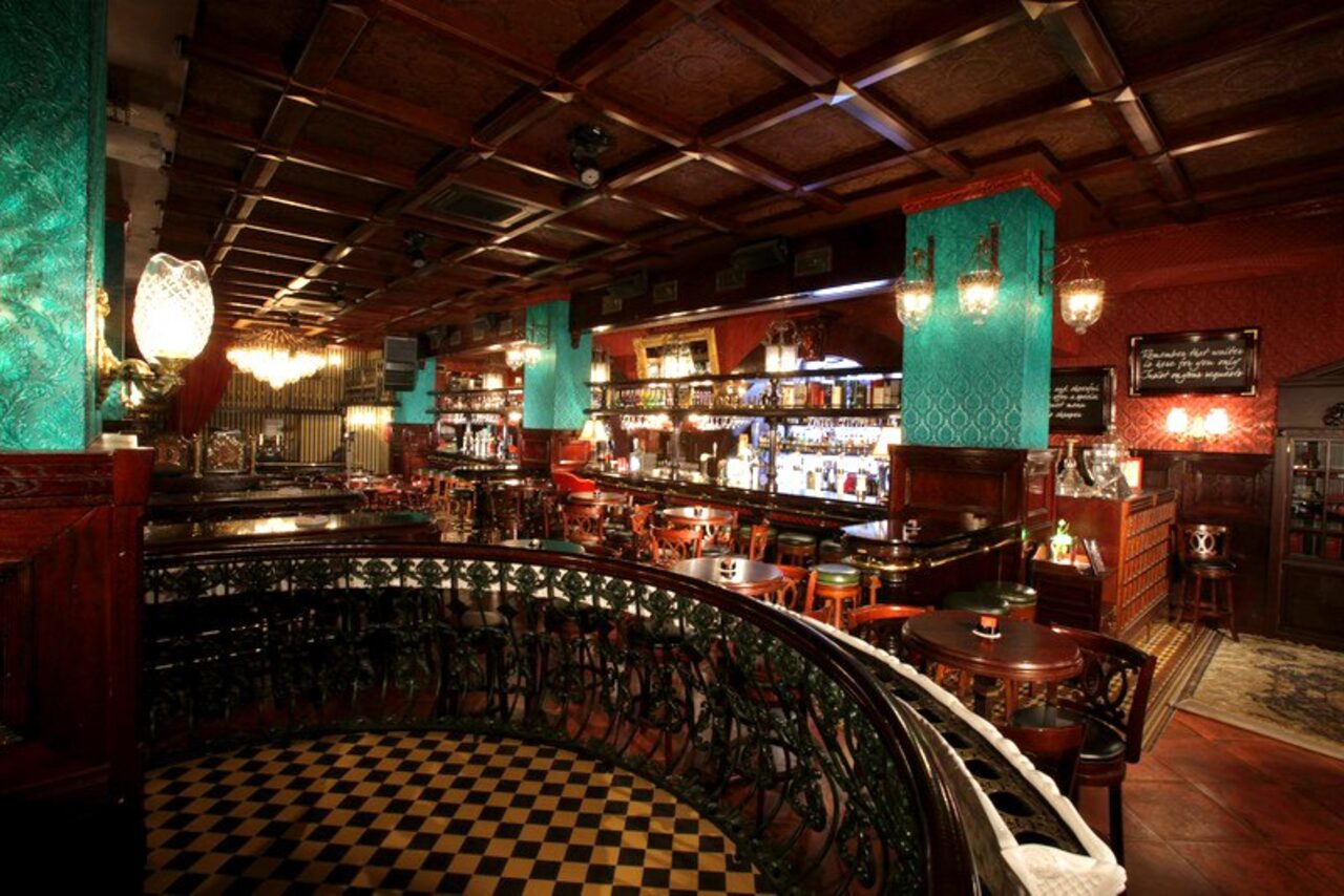 Арендовать Douglas. Бар в центре в классическом стиле