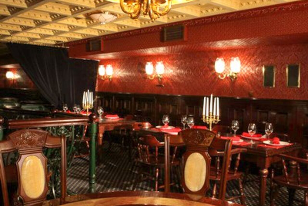 Арендовать Douglas. Бар в центре в классическом стиле