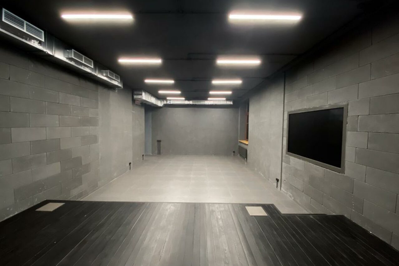 Арендовать Зал со сценой в лофте в центре Москвы