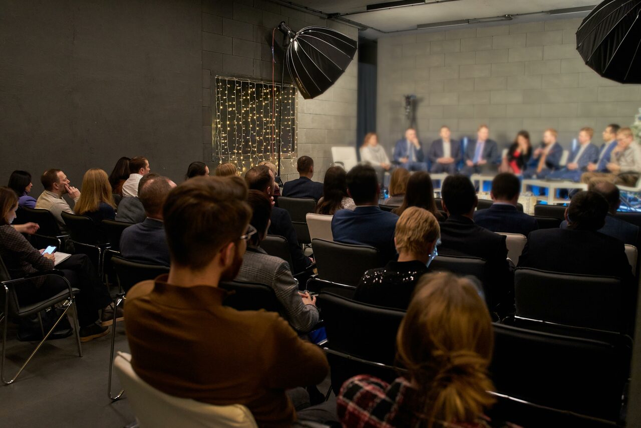 Арендовать Зал со сценой в лофте в центре Москвы