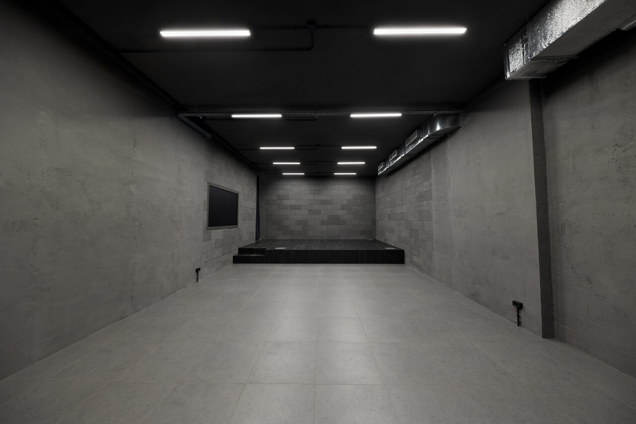 Арендовать Зал со сценой в лофте в центре Москвы