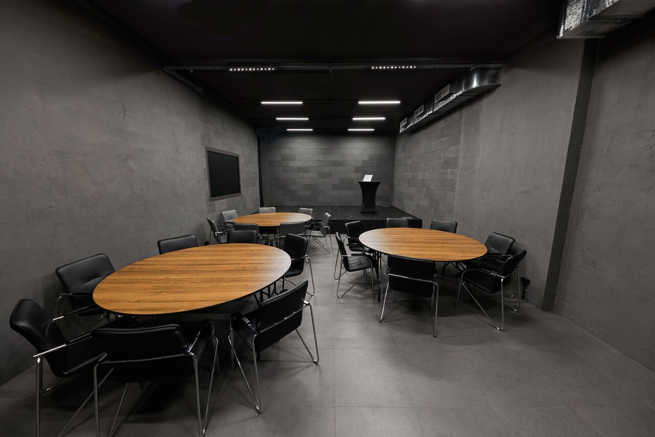 Арендовать Зал со сценой в лофте в центре Москвы