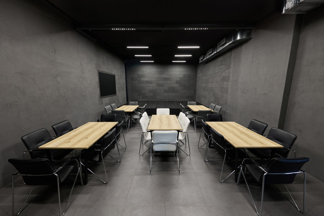 Арендовать Зал со сценой в лофте в центре Москвы