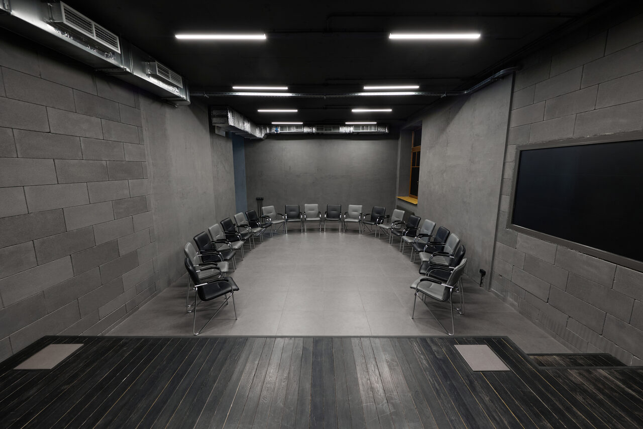 Арендовать Зал со сценой в лофте в центре Москвы