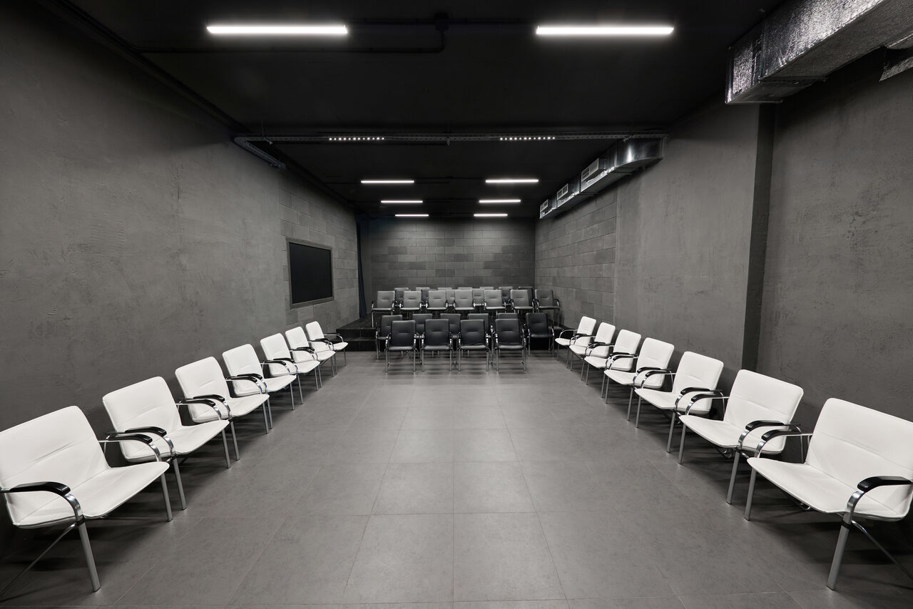 Арендовать Зал со сценой в лофте в центре Москвы