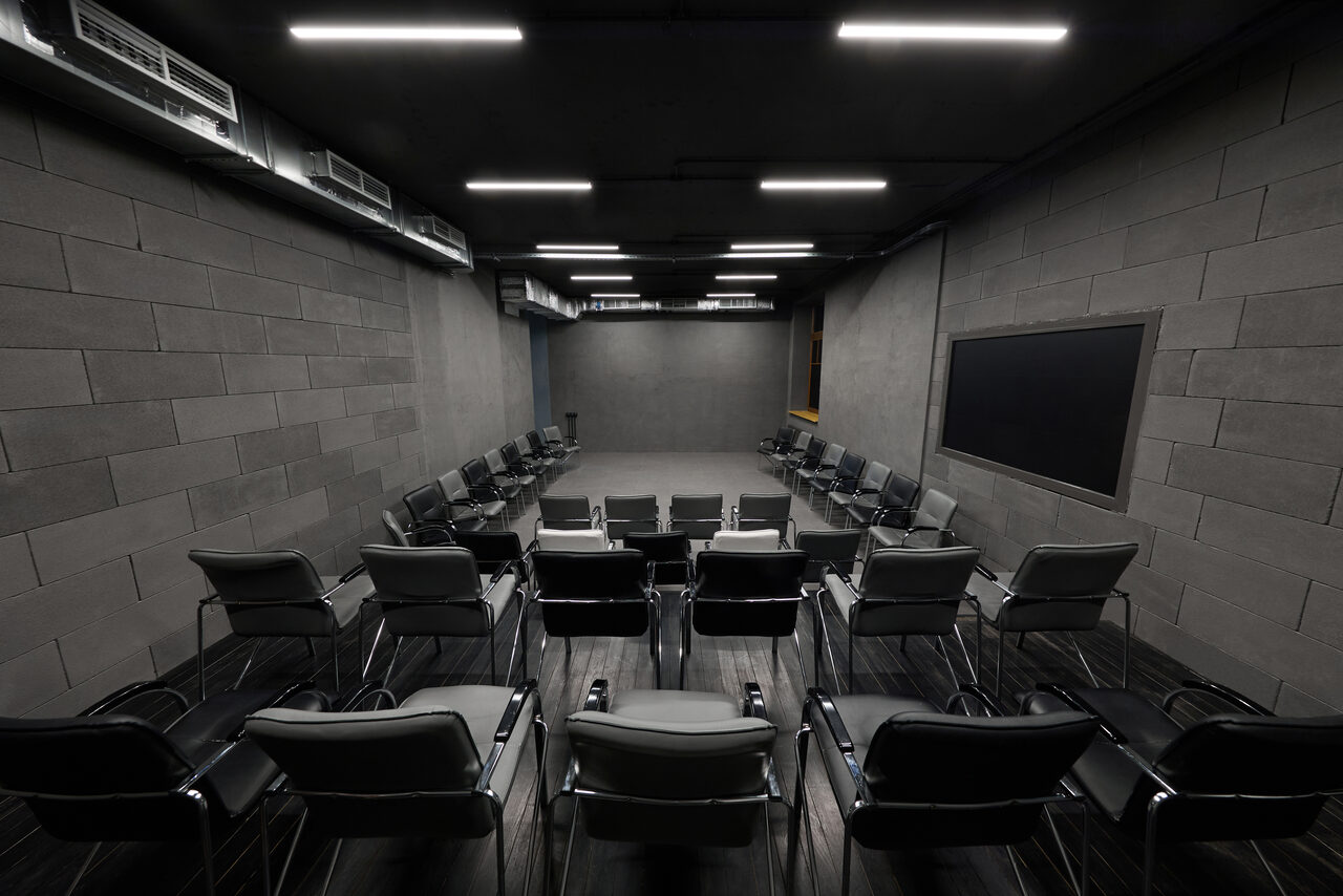 Арендовать Зал со сценой в лофте в центре Москвы