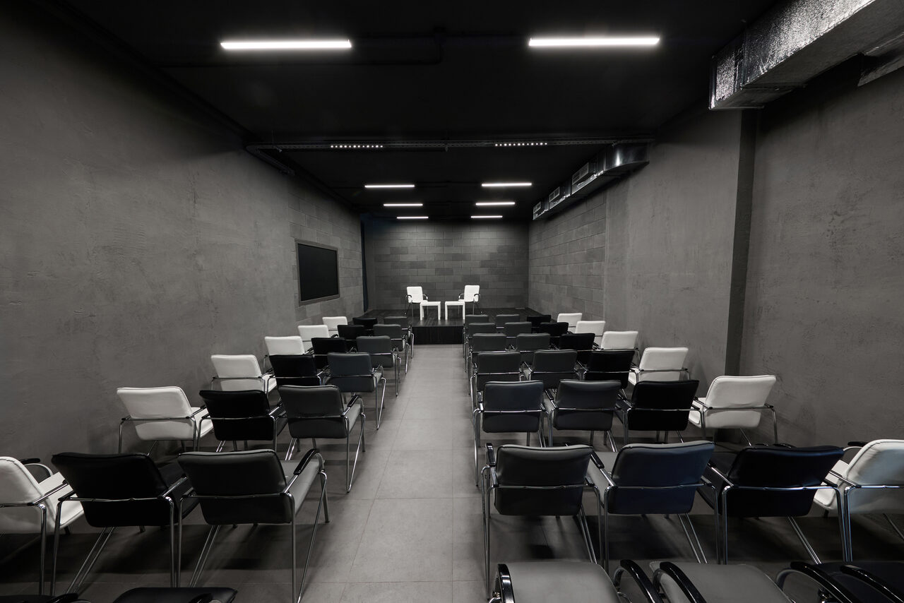 Арендовать Зал со сценой в лофте в центре Москвы