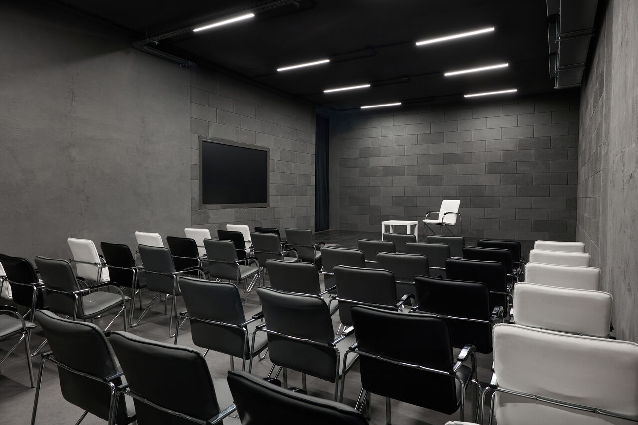 Арендовать Зал со сценой в лофте в центре Москвы