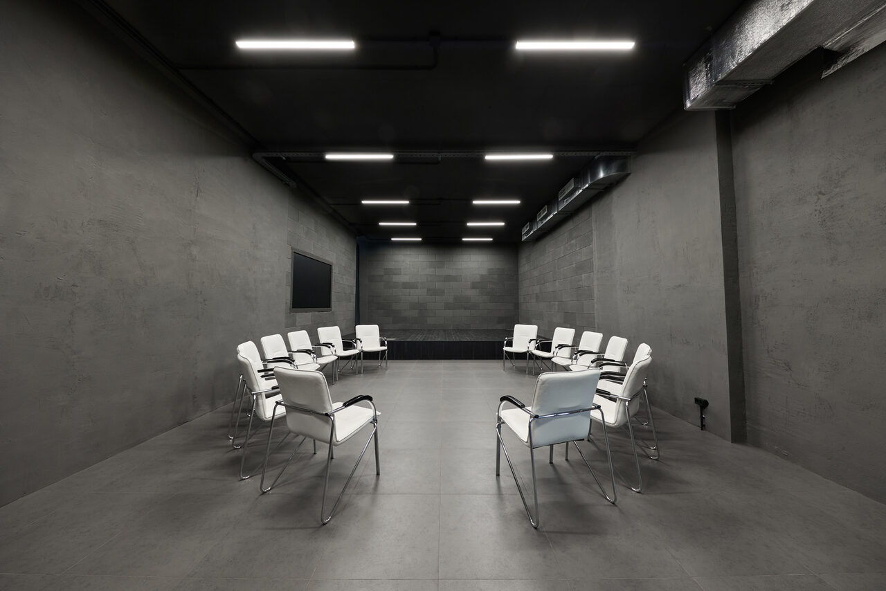 Арендовать Зал со сценой в лофте в центре Москвы