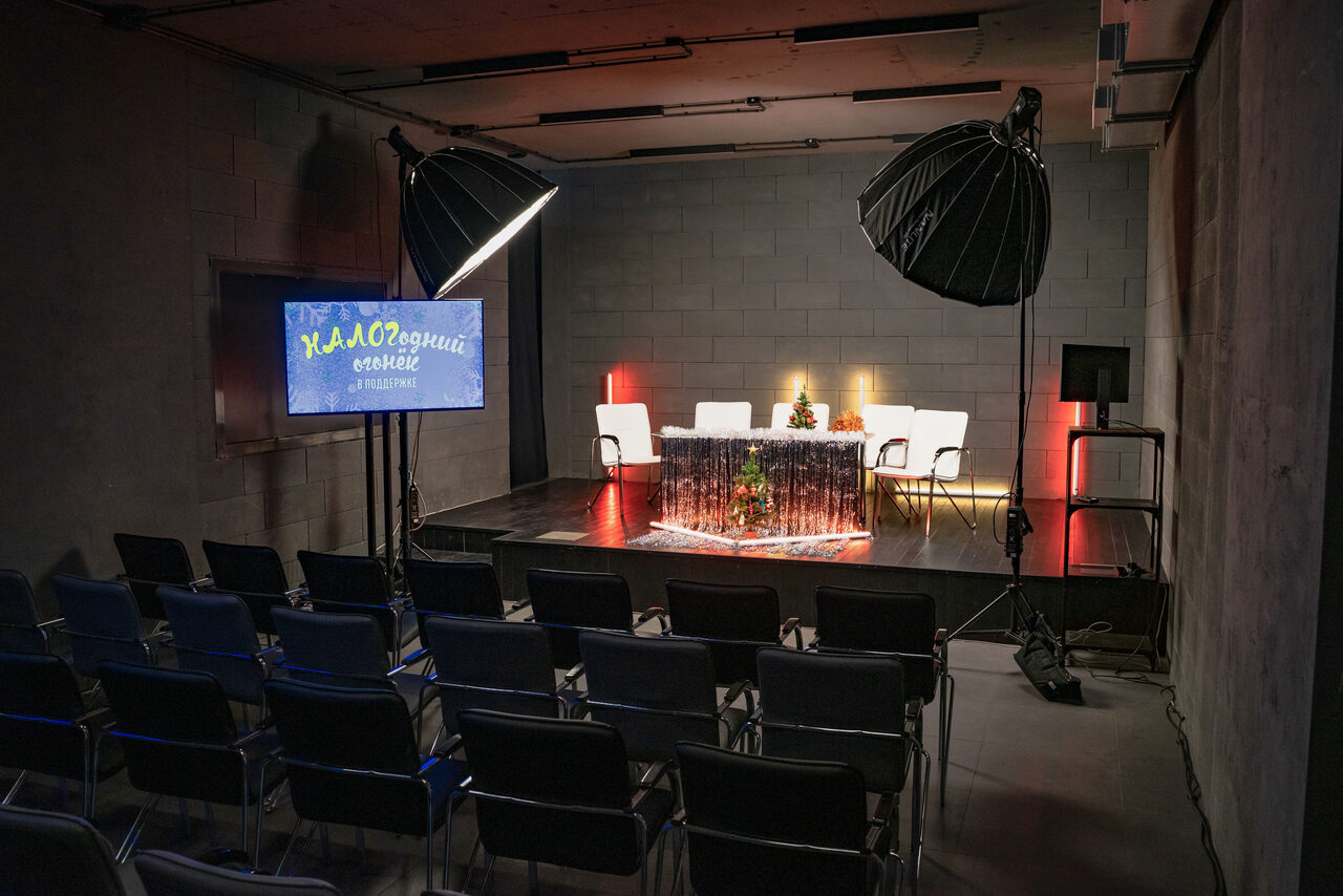 Арендовать Зал со сценой в лофте в центре Москвы
