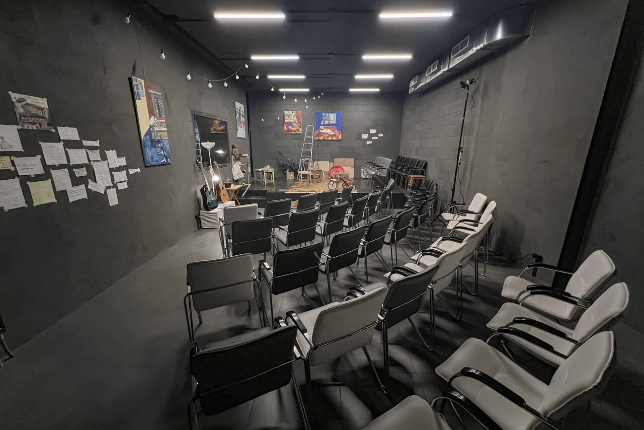 Арендовать Зал со сценой в лофте в центре Москвы